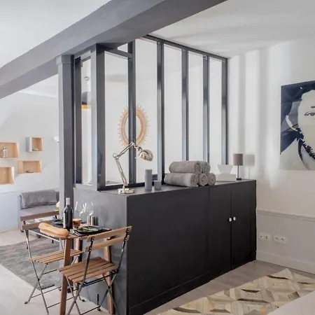 Charming Flat W Terrace Near Le Marais - 1 * Parijs